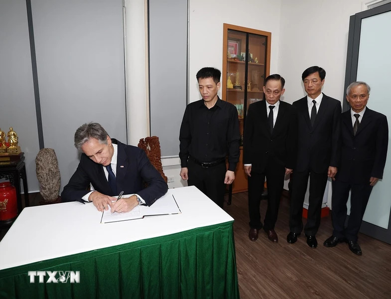 Ngoại trưởng Hoa Kỳ Antony Blinken ghi sổ tang. (Ảnh: Trí Dũng/TTXVN)
