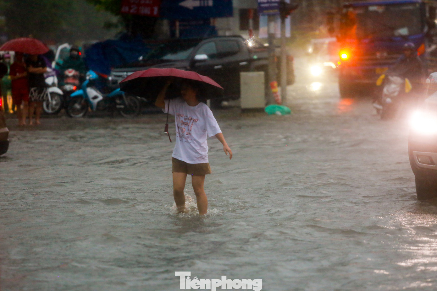 Người dân lội nước về nhà.