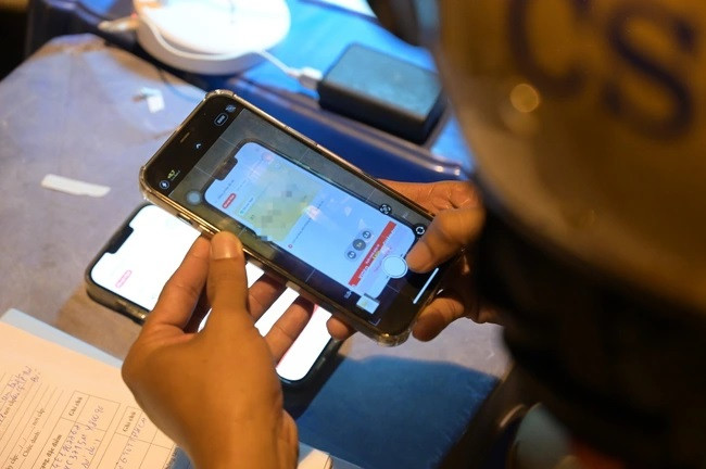 Tổ công tác yêu cầu anh T. xuất trình giấy phép lái xe trên ứng dụng VNeID. Qua kiểm tra, tổ công tác đã lập biên bản, tạm giữ giấy phép lái xe của anh T. trên ứng dụng này.