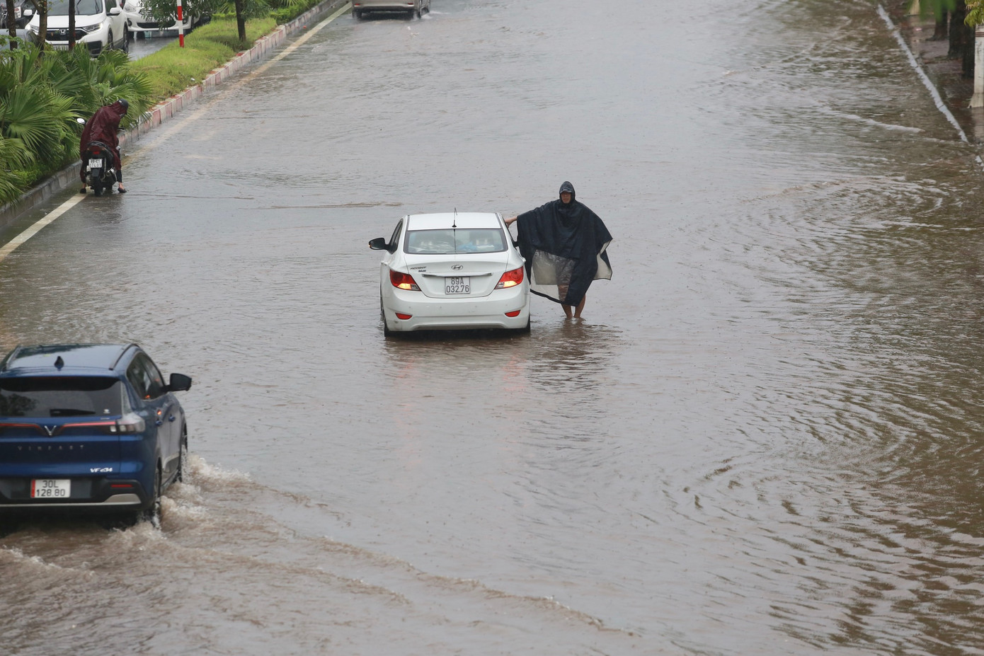 Một phương tiện ô tô "chết đuối" sau khi băng qua biển nước, chờ cứu hộ