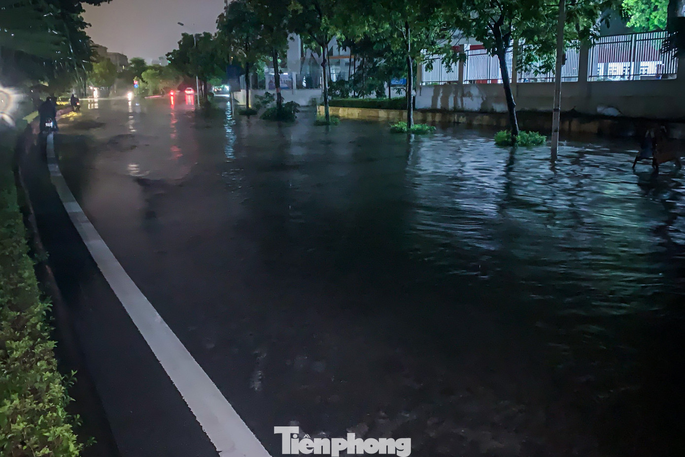 Tương tự phố Hồng Tiến thành sông sau cơn mưa lớn kéo dài cả ngày. Tương tự phố Hồng Tiến thành sông sau cơn mưa lớn kéo dài cả ngày.