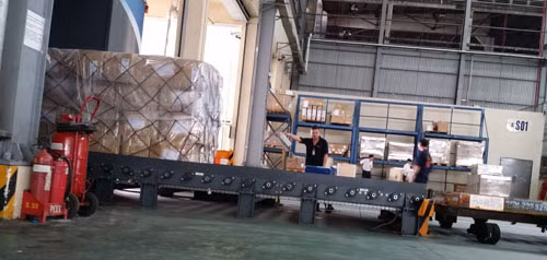 Từng kiện hàng đều được đưa vào máy soi hiện đại để kiểm tra chặt chẽ nhưng kiện hàng có giấu gần 230 kg heroin bên trong đã dễ dàng lọt qua