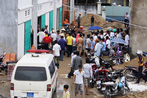 Đông đảo người dân đến xem tại hiện trường. Ảnh: Nguyệt Triều.