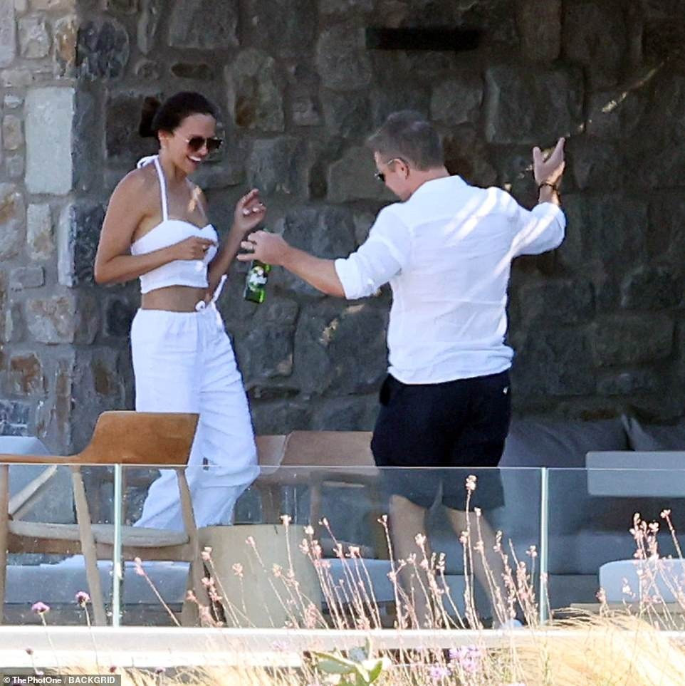 Matt và vợ tận hưởng khoảnh khắc riêng tư bên nhau. Chuyện tình của họ là truyền kỳ ở Hollywood khi ngôi sao Người về từ Sao Hỏa là tài tử số 1 Hollywood, còn Luciana xuất thân phục vụ quán rượu. Luciana là người bạn gái đầu tiên Matt công khai, trước đó anh còn bị nghi đồng tính. Trong khi đó, Luciana từng kết hôn và có con riêng. 20 năm bên nhau và 18 năm cưới, họ vẫn dành cho nhau tình cảm nồng thắm như ngày đầu.