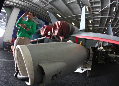 Một nhân viên trong tàu giới thiệu thiết bị tiếp nhiên liệu của máy bay