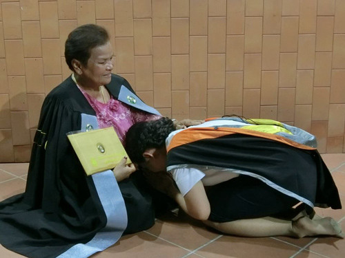 Tốt nghiệp đại học, cô cử nhân chọn nghề quét rác ảnh 1