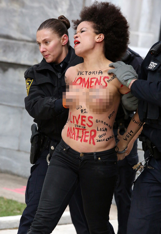 Nữ diễn viên ngực trần biểu tình chống tài tử quấy rối tình dục ảnh 1