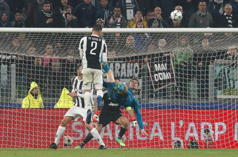 Ronaldo thực hiện cú móc bóng 'thần sầu' như thế nào? ảnh 4