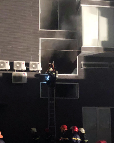 Cháy xưởng bánh kẹo 2.000 m2 ở Sài Gòn, huy động 20 xe cứu hỏa ảnh 2