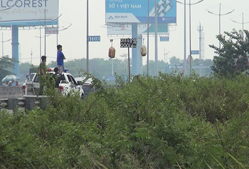 Gần trăm người đốt lửa vây bắt nhóm cướp ven Sài Gòn ảnh 2