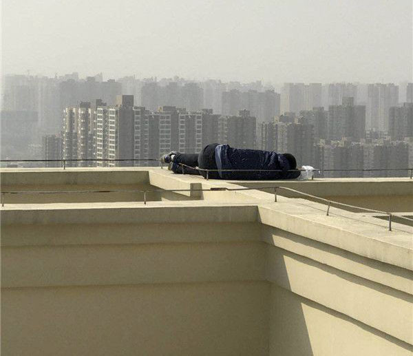 Leo lên nóc nhà để tự tử nhưng... ngủ quên ảnh 1