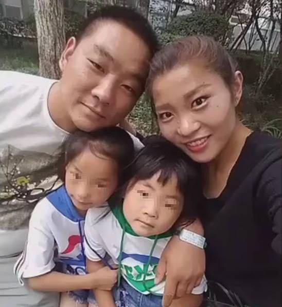 Cô gái vác 20 tấn xi măng mỗi ngày và câu chuyện cảm động phía sau ảnh 3