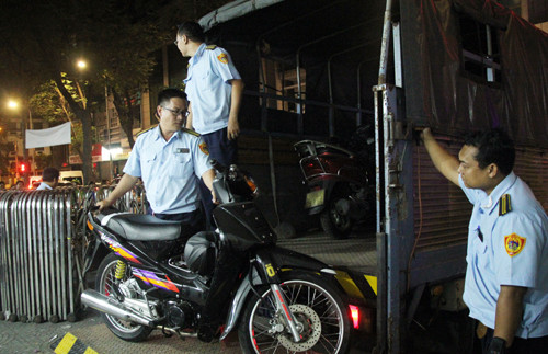 Ông Đoàn Ngọc Hải kiểm tra PCCC giữa đêm ảnh 2