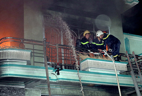 Kho chứa linh kiện điện tử rộng gần 1.000 m2 bốc cháy ảnh 1