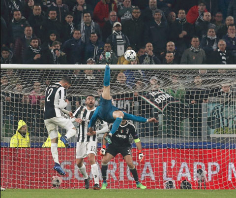 Ronaldo thực hiện cú móc bóng 'thần sầu' như thế nào? ảnh 3