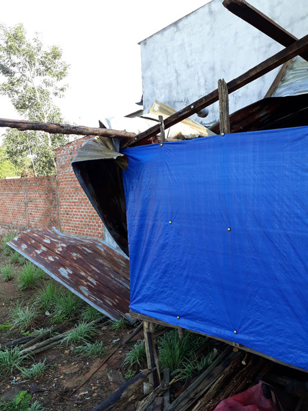 Kon Tum: Lốc xoáy kéo sập nhà rông văn hóa ảnh 3