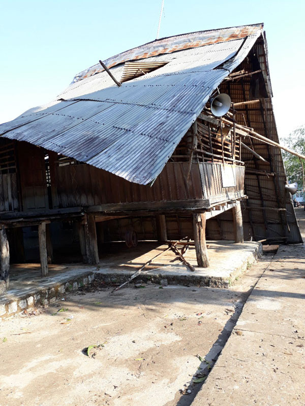 Kon Tum: Lốc xoáy kéo sập nhà rông văn hóa ảnh 1