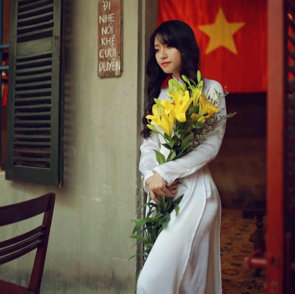 Cô gái Nghệ An xinh đẹp trả tiền 20 bữa cơm cho bà cụ ăn xin ảnh 2