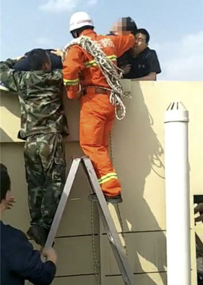 Leo lên nóc nhà để tự tử nhưng... ngủ quên ảnh 2