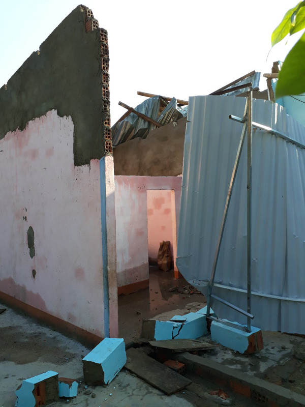 Kon Tum: Lốc xoáy kéo sập nhà rông văn hóa ảnh 2