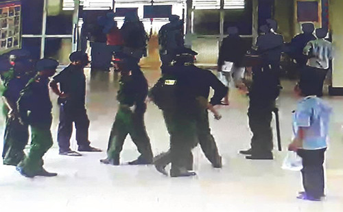 Người đàn ông giắt hai con dao vào bệnh viện gây áp lực với bác sĩ ảnh 1