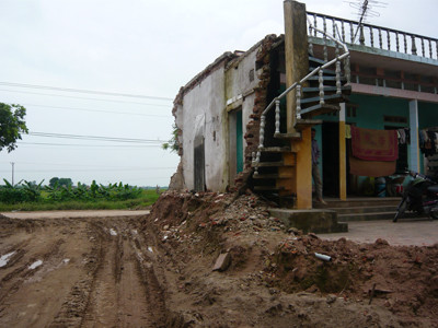 Đường 200 còn vướng hơn 40 hộ dân chưa được tái định cư (Ảnh chụp nhà một hộ dân thuộc diện phải GPMB tại xã Hồng Vân, huyện Ân Thi). Ảnh: PV