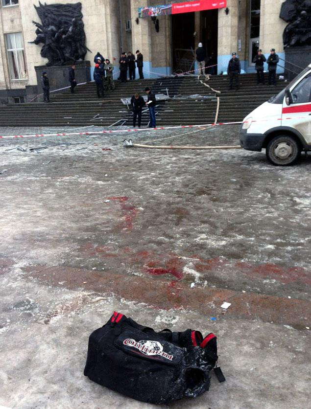 Một chiếc túi nằm bên ngoài