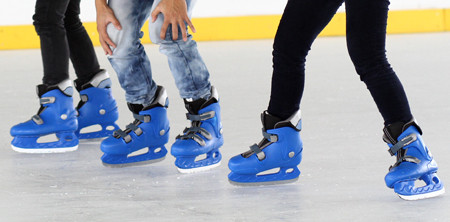 Những đôi giày trượt băng có đê là lưỡi kim loại mỏng (Trong ảnh là đôi giày trượt dùng trong bộ môn Hooky - lưỡi thép dày 3mm)