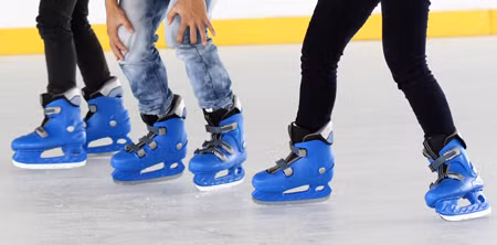 Những đôi giày trượt băng có đê là lưỡi kim loại mỏng (Trong ảnh là đôi giày trượt dùng trong bộ môn Hooky - lưỡi thép dày 3mm). Ảnh: X.T Những đôi giày trượt băng có đê là lưỡi kim loại mỏng (Trong ảnh là đôi giày trượt dùng trong bộ môn Hooky - lưỡi thép dày 3mm)