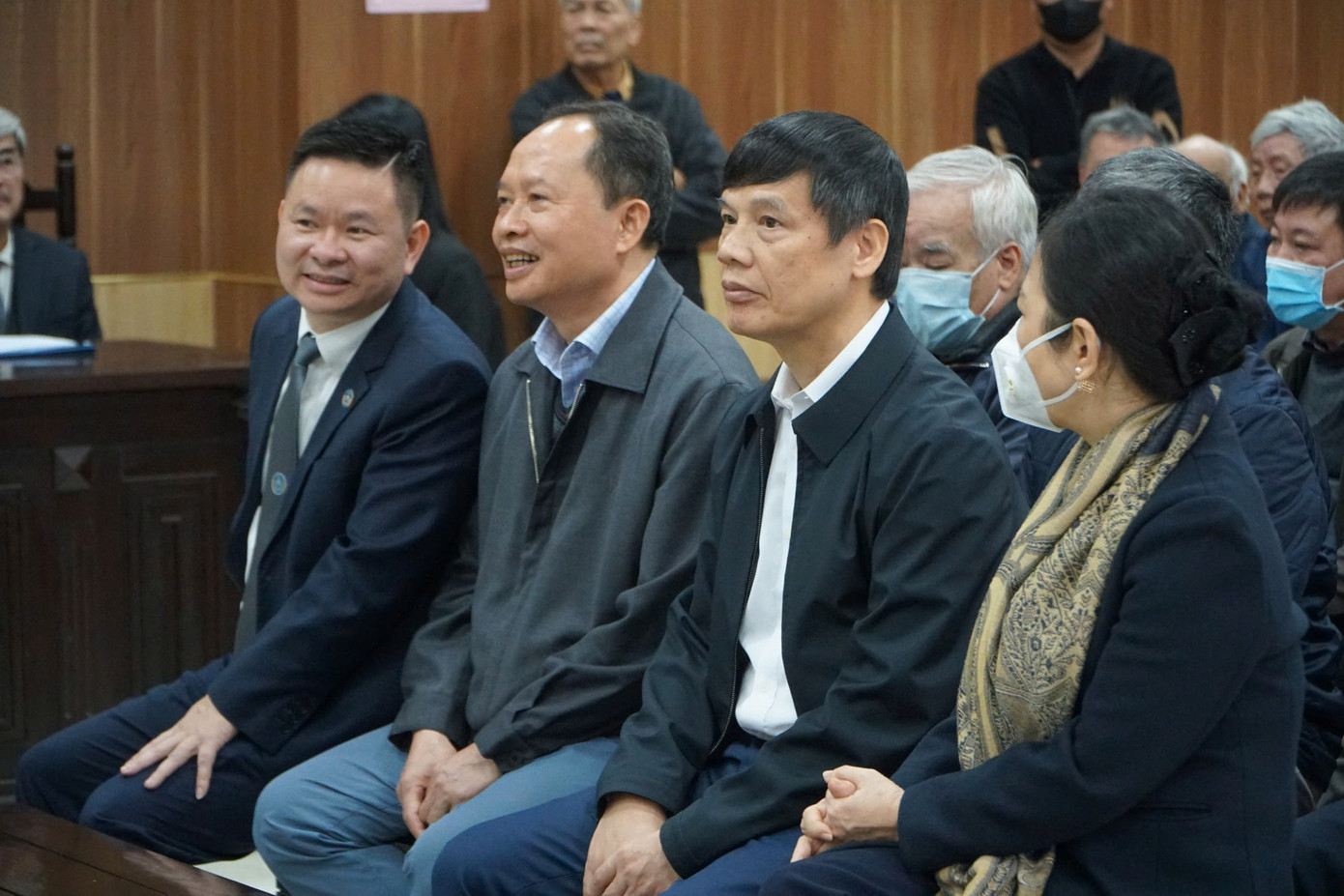 Bị cáo Trịnh Văn Chiến (thứ 2 từ trái qua) tại phiên toà sáng 26/12 Bị cáo Trịnh Văn Chiến (thứ 2 từ trái qua) tại phiên toà sáng 26/12