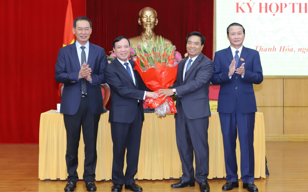 Đồng chí Nguyễn Doãn Anh, Ủy viên Trung ương Đảng, Bí thư Tỉnh ủy và các đồng chí Phó Bí thư Tỉnh ủy tặng hoa chúc mừng tân Chủ tịch HĐND tỉnh Lại Thế Nguyên Đồng chí Nguyễn Doãn Anh, Ủy viên Trung ương Đảng, Bí thư Tỉnh ủy và các đồng chí Phó Bí thư Tỉnh ủy tặng hoa chúc mừng tân Chủ tịch HĐND tỉnh Lại Thế Nguyên