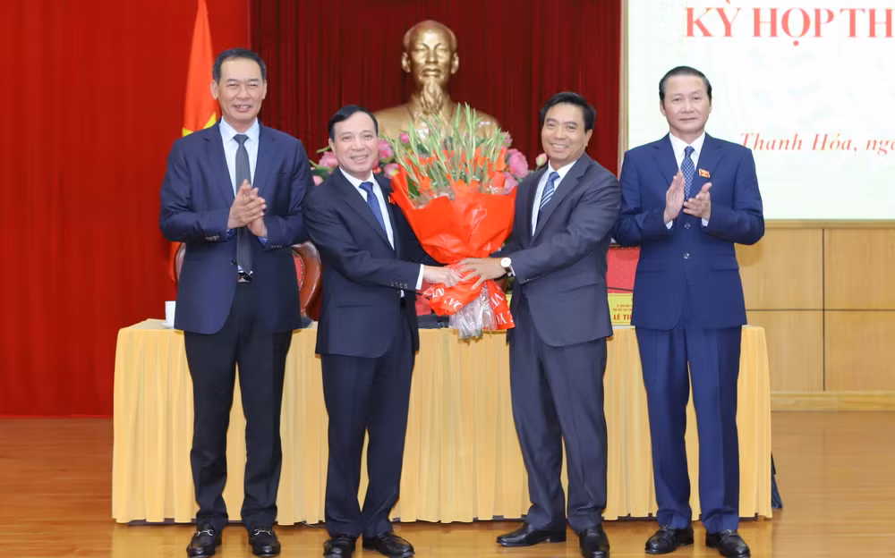 Đồng chí Nguyễn Doãn Anh, Ủy viên Trung ương Đảng, Bí thư Tỉnh ủy và các đồng chí Phó Bí thư Tỉnh ủy tặng hoa chúc mừng tân Chủ tịch HĐND tỉnh Lại Thế Nguyên
