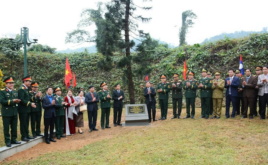 Lãnh đạo hai tỉnh trồng cây lưu niệm tại khu vực biên giới Nậm Xôi, tỉnh Hủa Phăn.
