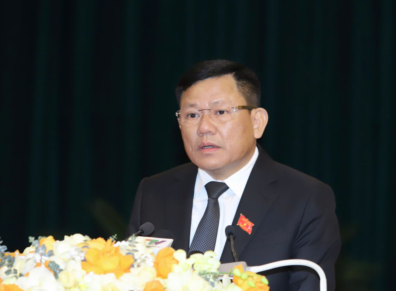 Phó Chủ tịch Thường trực UBND tỉnh Nguyễn Văn Thi trình bày báo cáo tại kỳ họp.