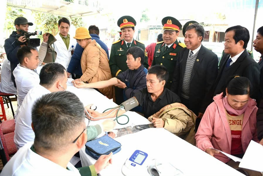 Gần 300 người dân khu vực biên giới xã Na Mèo, huyện Quan Sơn được khám bệnh, cấp phát thuốc.