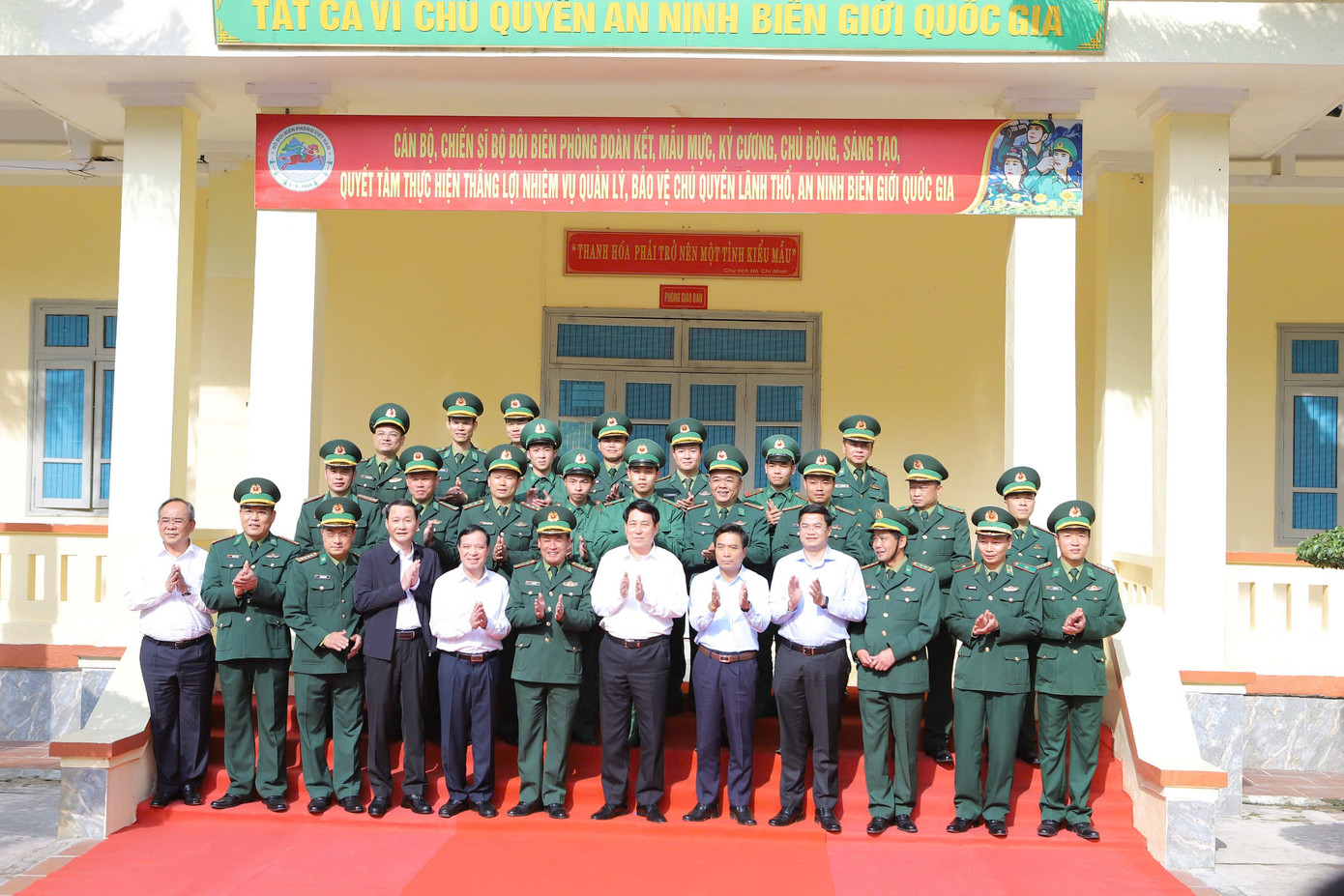 Chủ tịch nước Lương Cường và các đồng chí lãnh đạo tỉnh Thanh Hóa chụp ảnh lưu niệm với cán bộ, chiến sĩ Đồn Biên phòng Bát Mọt. Chủ tịch nước Lương Cường và các đồng chí lãnh đạo tỉnh Thanh Hóa chụp ảnh lưu niệm với cán bộ, chiến sĩ Đồn Biên phòng Bát Mọt.