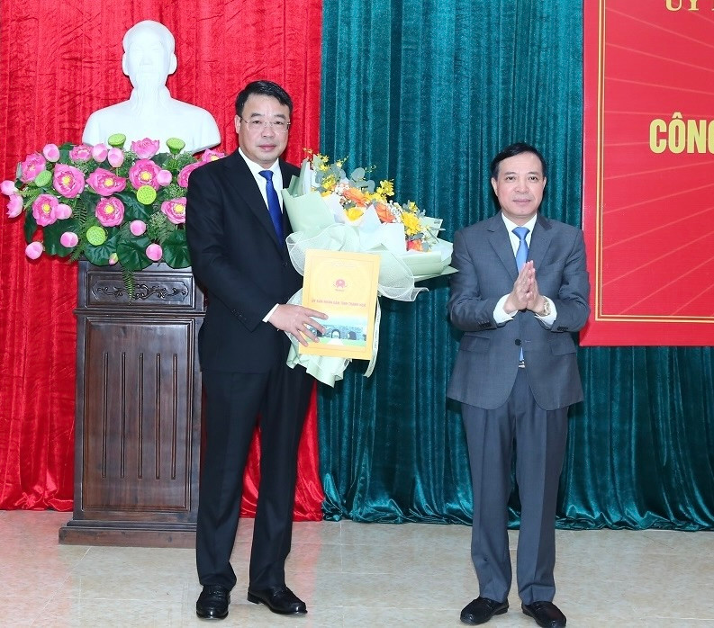 Ông Lại Thế Nguyên, Phó Bí thư Thường trực Tỉnh ủy, Chủ tịch HĐND tỉnh, Trưởng Đoàn ĐBQH tỉnh Thanh Hóa trao quyết định và tặng hoa chúc mừng tân Giám đốc Sở Công Thương.