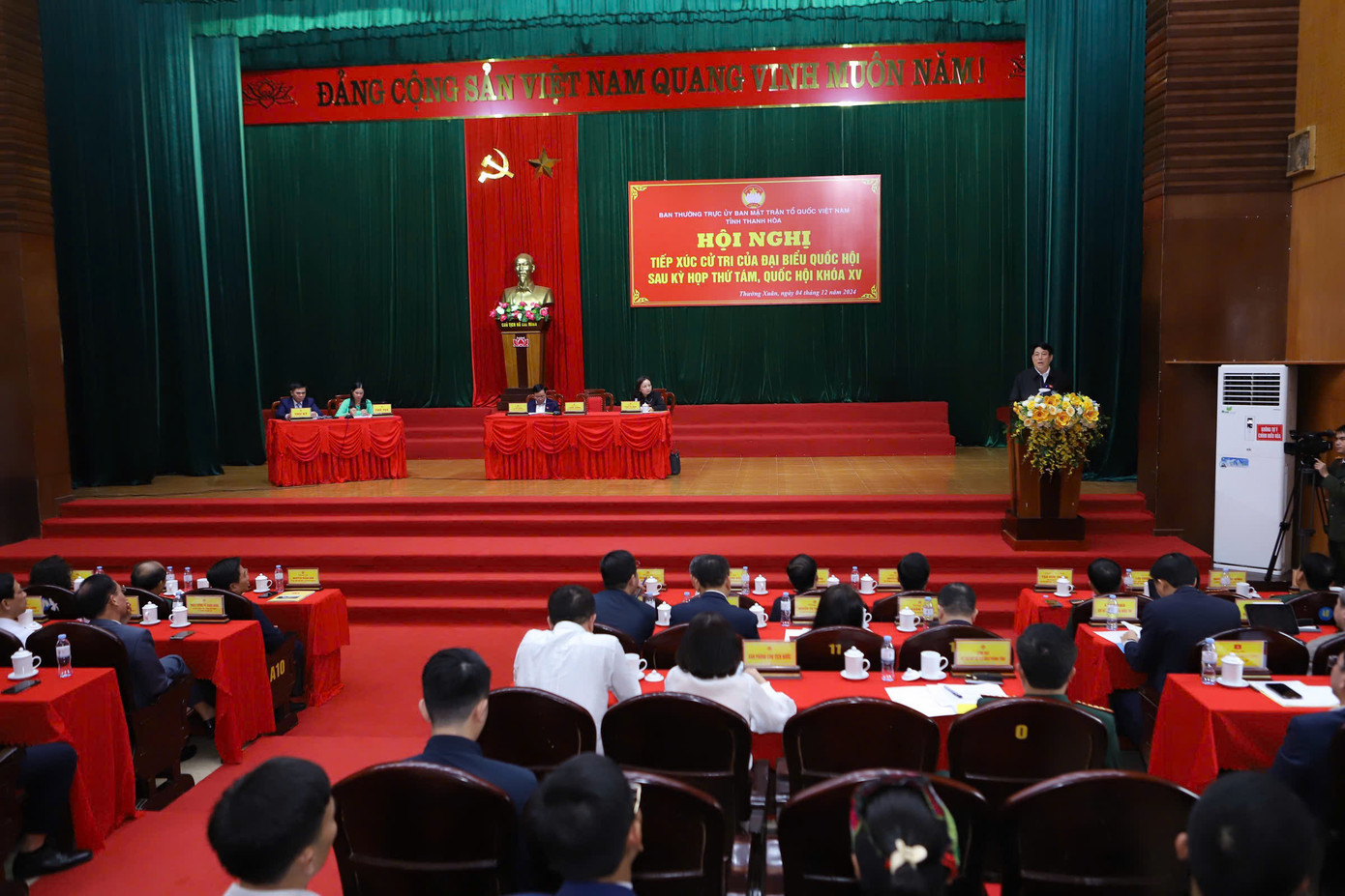 Toàn cảnh buổi tiếp xúc cử tri