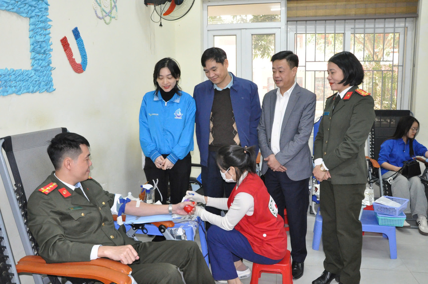 Đoàn viên tại các cơ quan, đơn vị tham gia hiến máu tại ngày hội Đoàn viên tại các cơ quan, đơn vị tham gia hiến máu tại ngày hội