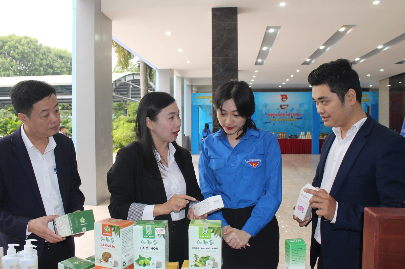 Các sản phẩm khởi nghiệp trưng bày tại ngày hội.