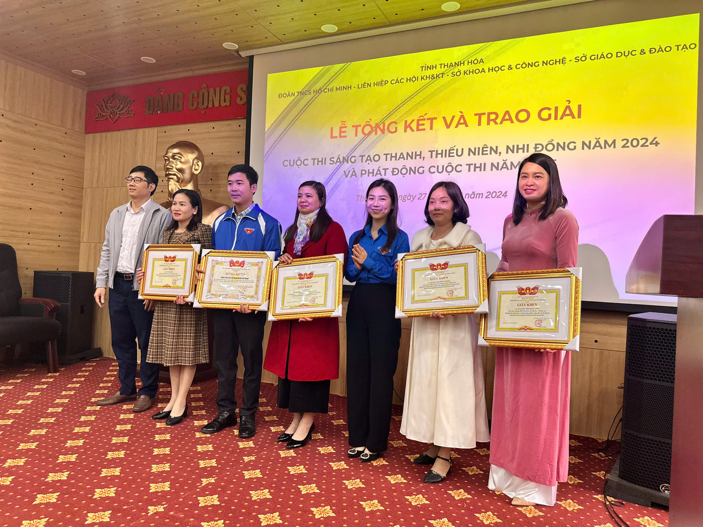 Ban tổ chức trao thưởng cho tập thể, cá nhân có thành tích trong tuyên truyền, hướng dẫn cuộc thi. Ban tổ chức trao thưởng cho tập thể, cá nhân có thành tích trong tuyên truyền, hướng dẫn cuộc thi.