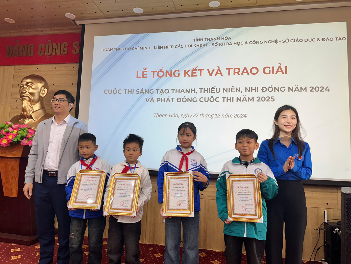 Ban tổ chức trao giải Nhất cho nhóm tác giả Vũ Tuấn Hoàng, lớp 5A; Nguyễn Ngọc Anh, lớp 4B; Đoàn Nguyên Bảo, lớp 3B; Nguyễn Triều Dương, lớp 3B Trường Tiểu học Hà Tân (Hà Trung), với mô hình "Chiến thắng Điện Biên Phủ”. Ban tổ chức trao giải Nhất cho nhóm tác giả Vũ Tuấn Hoàng, lớp 5A; Nguyễn Ngọc Anh, lớp 4B; Đoàn Nguyên Bảo, lớp 3B; Nguyễn Triều Dương, lớp 3B Trường Tiểu học Hà Tân (Hà Trung), với mô hình "Chiến thắng Điện Biên Phủ”.