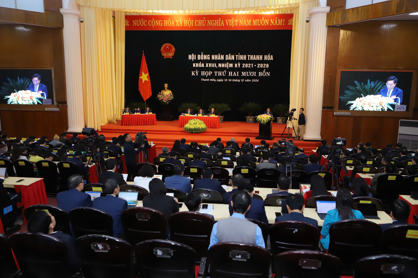 Toàn cảnh phiên họp