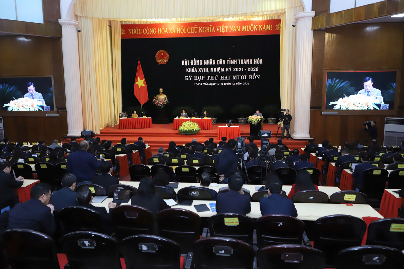 Toàn cảnh phiên họp chiều 13/12