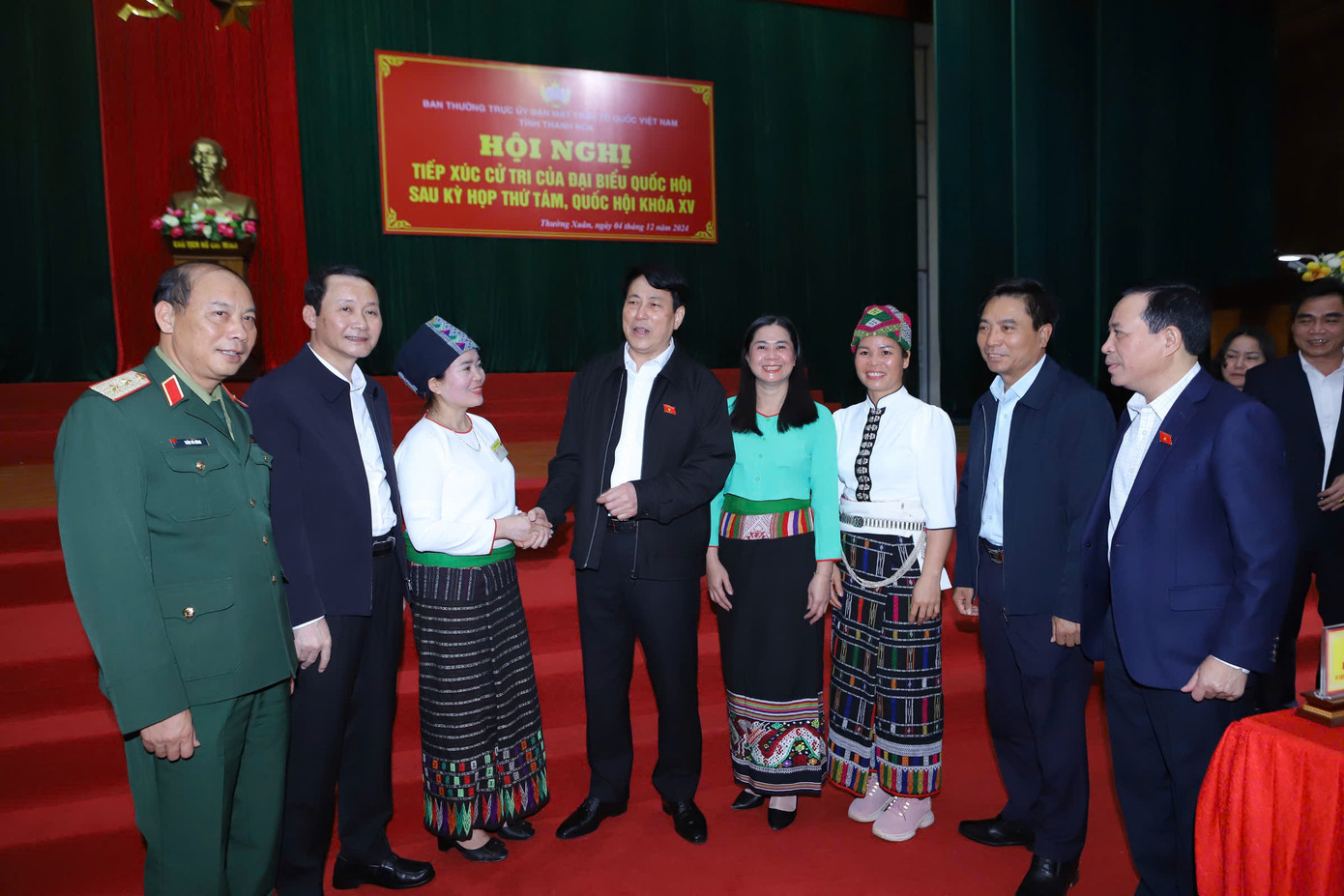 Chủ tịch nước Lương Cường với các đồng chí lãnh đạo tỉnh Thanh Hóa và cử tri huyện Thường Xuân