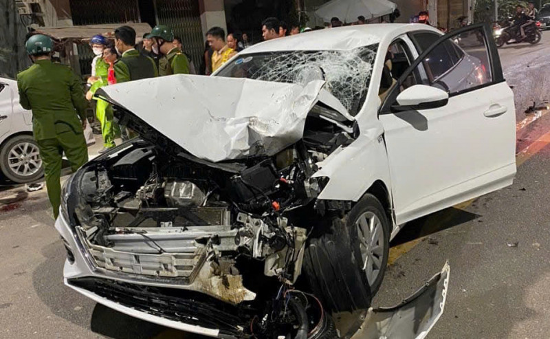 Hiện trường đầu ô tô bị xe máy đâm trực diện với tốc độ cao