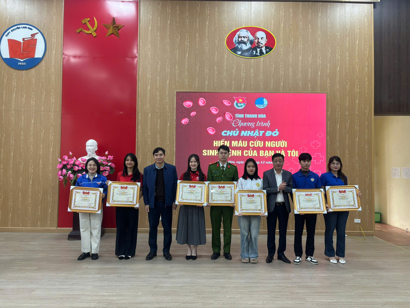 Ban tổ chức khen thưởng cho các tập thể, cá nhân có thành tích trong hoạt động hiến máu tình nguyện Ban tổ chức khen thưởng cho các tập thể, cá nhân có thành tích trong hoạt động hiến máu tình nguyện