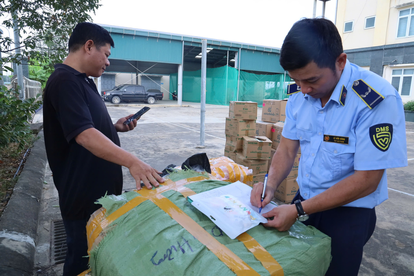 Lực lượng chức năng kiểm tra hàng hoá vi phạm Lực lượng chức năng kiểm tra hàng hoá vi phạm