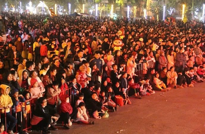 Đông đảo người dân tham dự chương trình nghệ thuật "Chào năm mới 2025" Đông đảo người dân tham dự chương trình nghệ thuật "Chào năm mới 2025"