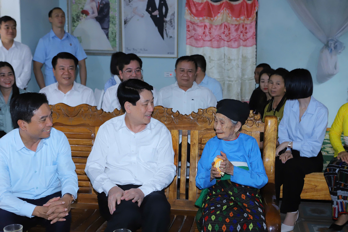 Chủ tịch nước Lương Cường và Bí thư Tỉnh ủy Thanh Hóa Nguyễn Doãn Anh thăm hỏi sức khỏe, tặng quà cho Mẹ Việt Nam Anh hùng Lang Thị Phong ở thôn Trung Thành, xã Lương Sơn. Chủ tịch nước Lương Cường và Bí thư Tỉnh ủy Thanh Hóa Nguyễn Doãn Anh thăm hỏi sức khỏe, tặng quà cho Mẹ Việt Nam Anh hùng Lang Thị Phong ở thôn Trung Thành, xã Lương Sơn.